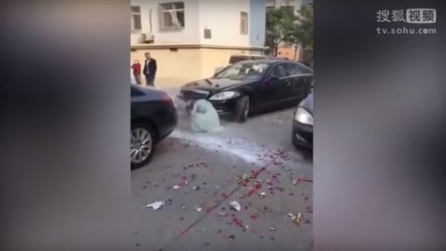 鬧婚過頭又一起！伴娘慘遭滅火器狂噴