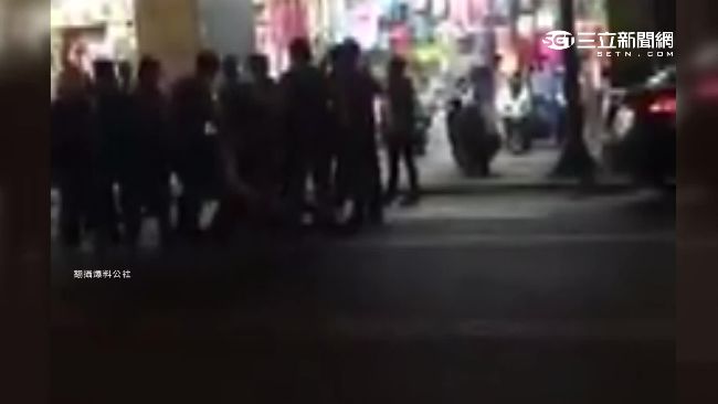 聚眾嗆警遭捕　友竟飆髒話激動拉扯警