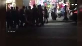 聚眾嗆警遭捕　友竟飆髒話激動拉扯警