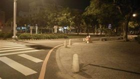 臉書,台南,諸事會社,阿嬤,肉餅,工作,善心,遊民(https://www.facebook.com/photo.php?fbid=10202180365787323&set=gm.1176560579100464&type=3&theater)