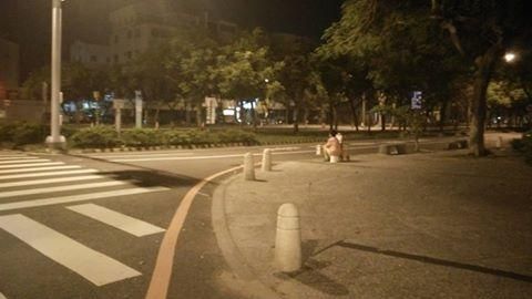 半夜坐路邊…網友號召讓肉餅嬤早回家