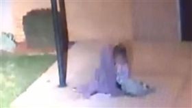 狠父在校園拋棄女兒。(圖/翻攝自FOX13)