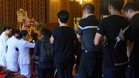 泰王駕崩  泰民眾進大皇宮跪獻聖水
泰王駕崩，各地民眾身著素服依序進入大皇宮，在泰王像前跪獻聖水，也代表心中無限的緬懷和哀慟。
中央社記者劉得倉曼谷攝  105年10月16日