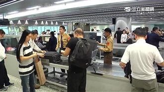 包包過海關被攔！她掏「長長一支」尷尬了