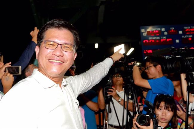 臉書換封面　林佳龍：用理解化解恐懼