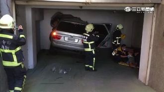 BMW離奇飛衝撞牆　牆破大洞人輕傷