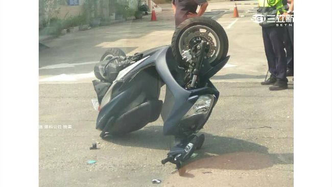 騎士急閃右轉車　機車翻轉倒立嚇壞人