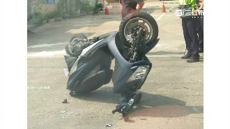 騎士急閃右轉車　機車翻轉倒立嚇壞人