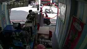 機車,粗心,家長,教育,騎車,照顧,爆料公社,油門,猛衝,驚險-翻攝自爆料公社臉書粉絲團