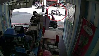 家長機車未熄火　4歲童催油門猛衝