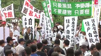 不滿陳菊強拆房　社運人士圍市議會