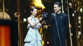 胡歌,林依晨,金鷹節（圖／翻攝自新浪娛樂）
http://ent.sina.com.cn/zt_d/jinying2016