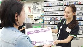 全家超商店員好忙！以後還要負責借還書 