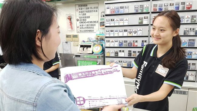 超商店員好忙！要負責借還圖書館的書