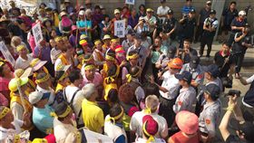 反超高壓電塔  通霄居民包圍電廠
台電苗栗通霄電廠更新擴建，將設置65座超高壓電塔，
通霄鎮民不滿台電未取得里民共識就強行施工，17日發
動約500名民眾，前往電廠圍廠陳情抗議，要求超高壓
纜線地下化。
中央社記者管瑞平攝  105年10月17日