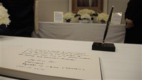 泰國國王拉瑪九世蒲美蓬13日辭世，總統蔡英文17日親
赴泰國經貿辦事處的追思會場致哀。蔡總統在留言簿寫
到，她代表中華民國台灣，向泰國失去一位偉大的領袖
致上最深的哀悼。
中央社記者葉素萍攝  105年10月17日