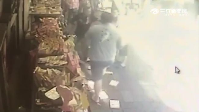 金山老街店家疑欠租　二房東怒砸店