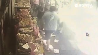 金山老街店家疑欠租　二房東怒砸店