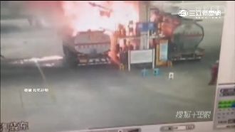 油罐車爆炸火球四散　駕駛火燒身奔逃