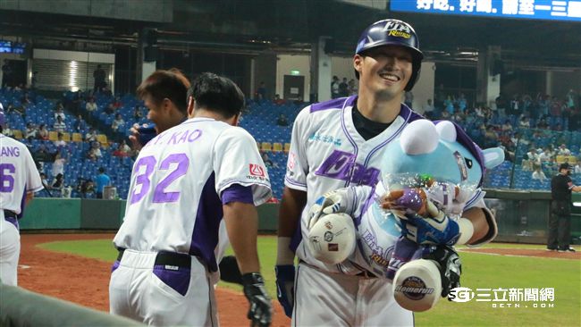 中職十月投打MVP：藍斯佛、林哲瑄