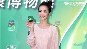 蔡依林出席戶外雞精活動，大風吹裙飛揚，差點穿幫。（記者邱榮吉/攝影）