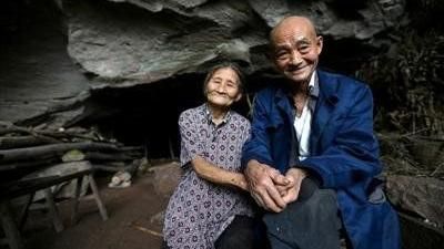 夫妻穴居山洞54年　如今孫兒唸博士