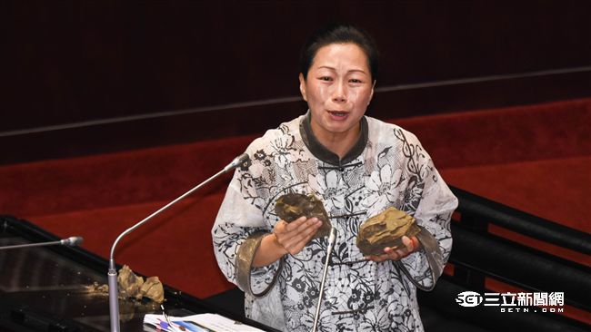 傅崐萁偕妻發公款挨轟　徐榛蔚說話了