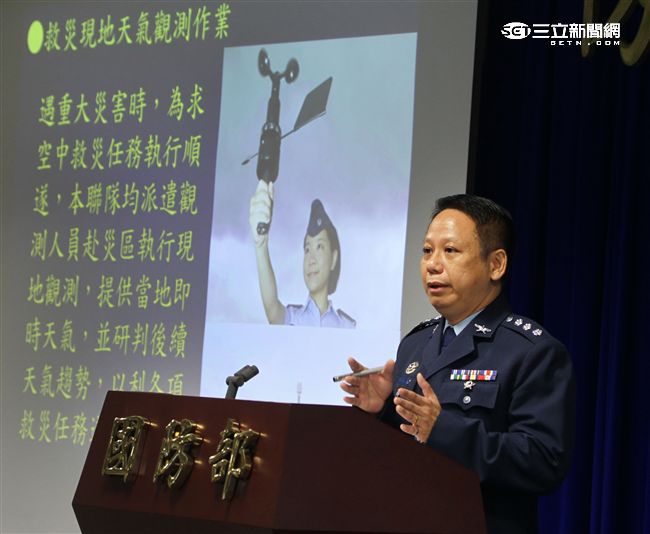 空軍氣象中心主任吳啟雄上校，說明有關空軍氣象聯隊支援國軍災害防救任務。（記者邱榮吉/攝影）