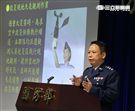 空軍氣象中心主任吳啟雄上校，說明有關空軍氣象聯隊支援國軍災害防救任務。（記者邱榮吉/攝影）