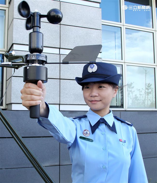 手持式風向風速計。（記者邱榮吉/攝影）