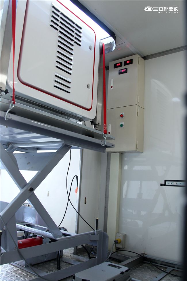 空軍首次公開展示「車載式剖風儀｣，提升災區觀測封場精準度及強化危安天氣監測。（記者邱榮吉/攝影）