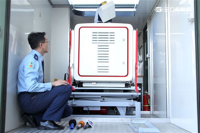 空軍首次公開展示「車載式剖風儀｣，提升災區觀測封場精準度及強化危安天氣監測。（記者邱榮吉/攝影）