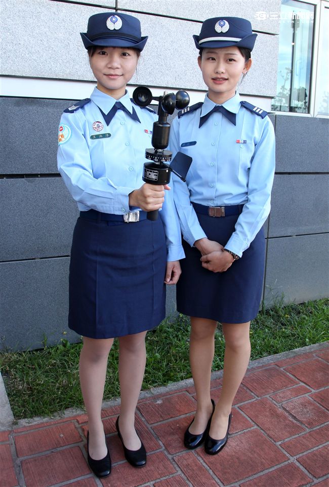 空軍氣象正妹王沐淳士官（左）梁佳齡上尉（右）。（記者邱榮吉/攝影）