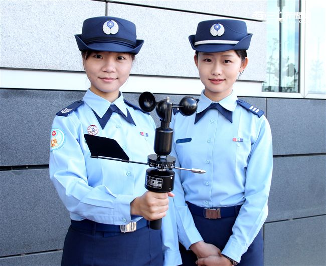 空軍氣象正妹王沐淳士官（左）梁佳齡上尉（右）。（記者邱榮吉/攝影）