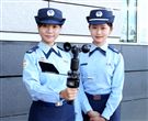 空軍氣象正妹王沐淳士官（左）梁佳齡上尉（右）。（記者邱榮吉/攝影）