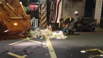 半夜揮汗清垃圾　辛苦背影令網友不捨