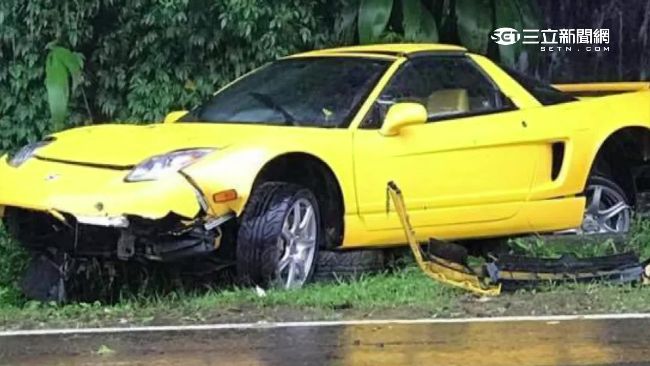 天雨路滑想超車　超跑騰空轉圈撞山壁