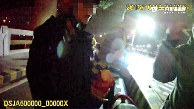 醉女嗑薯條躲酒測　超標崩潰要警照顧