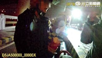 醉女嗑薯條躲酒測　超標崩潰要警照顧