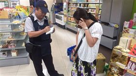 誤信詐騙險落圈套警及時救援（圖／鳳山警察波麗士臉書）