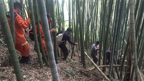 雲林縣3名登山客攀登草嶺「石壁仙谷」迷途，19日上午由雲林縣消防局在一處孟宗竹林內尋獲，3名登山客身體狀況良好。
（消防局提供）
中央社記者江俊亮傳真  105年10月19日