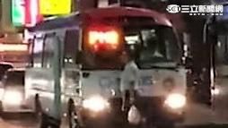 男肉身擋車罵司機　老翁出手終結鬧劇