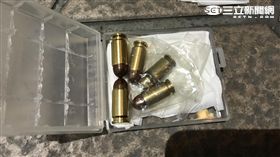 許姓通緝犯躲警追捕竟跳至隔壁棟遮雨棚，再爬鐵窗下至二樓樓梯間逃逸（翻攝畫面）