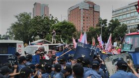 菲律賓警車為閃避暴民攻擊，發狠衝撞左派激進組織「新愛國聯盟」（Bayan）抗議人群（圖／翻攝自Hajji Kaamiño DZMM推特）https://twitter.com/hajjikaamino21?ref_src=twsrc%5Etfw