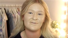 國外網友在臉上塗100層粉底／翻攝自YouTube
 https://www.youtube.com/watch?v=4eCkdfDYcmU