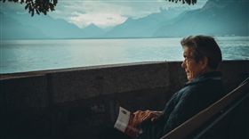 老人,獨居,男人,遠望,沉思（圖／Pixabay）