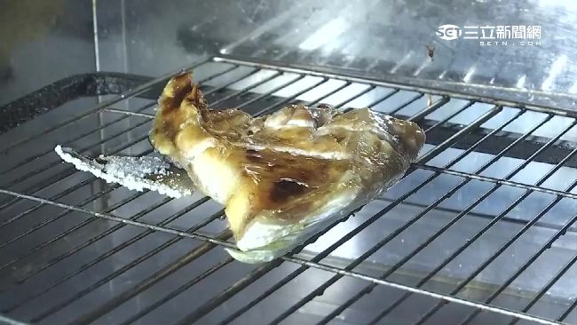 點魚下巴見這幕　店家嗆到他懷疑人生