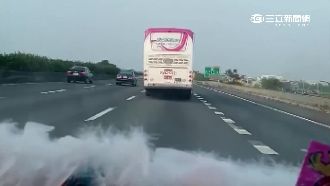 客運左側傾斜照奔馳　嚇壞後方用路人