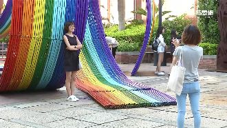 民眾拍照無視禁踩踏警語　館方拉紅龍