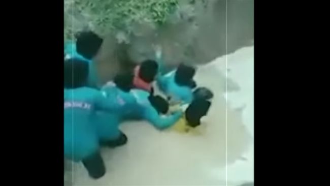 影／被迫下活蛇泥漿　女學生尖叫亂竄